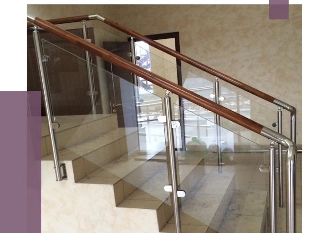 Комбинированные перила из металла и дерева в Кстове